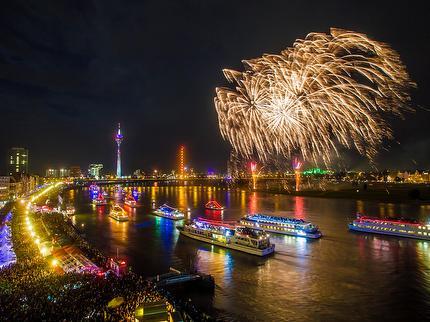 Schifffahrt zum Japan-Tag-Feuerwerk auf der MS River Dream